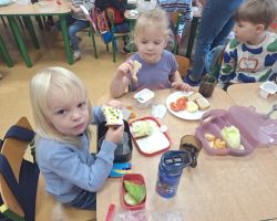 dzieci podczss matematycznego śniadania