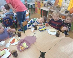 dzieci podczss matematycznego śniadania