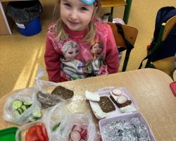 dzieci podczss matematycznego śniadania