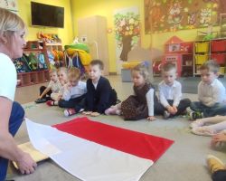 dzieci podczas zajęć bibliotecznych o patriotyzmie