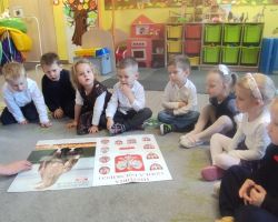 dzieci podczas zajęć bibliotecznych o patriotyzmie