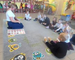 dzieci podczas zajęć bibliotecznych o patriotyzmie