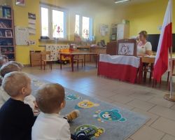 dzieci podczas zajęć bibliotecznych o patriotyzmie