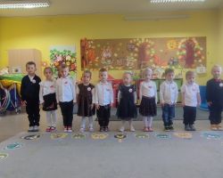 dzieci podczas zajęć bibliotecznych o patriotyzmie