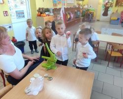 dzieci podczas zajęć bibliotecznych o patriotyzmie