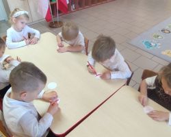 dzieci podczas zajęć bibliotecznych o patriotyzmie