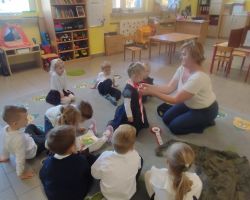 dzieci podczas zajęć bibliotecznych o patriotyzmie