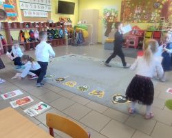 dzieci podczas zajęć bibliotecznych o patriotyzmie