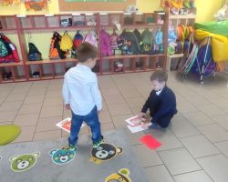 dzieci podczas zajęć bibliotecznych o patriotyzmie