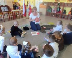 dzieci podczas zajęć bibliotecznych o patriotyzmie