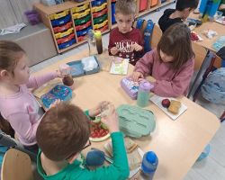 dzieci jedzą śniadanie