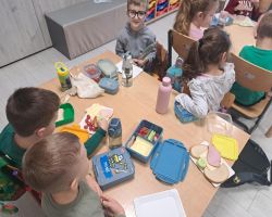 dzieci jedzą śniadanie