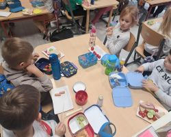 dzieci jedzą śniadanie