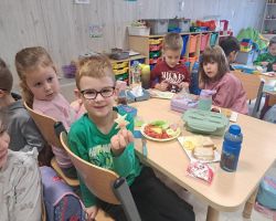 dzieci jedzą śniadanie