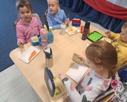 dzieci jedzą śniadanie