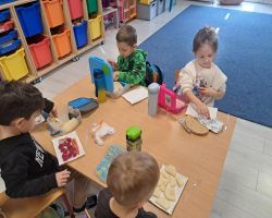 dzieci jedzą śniadanie