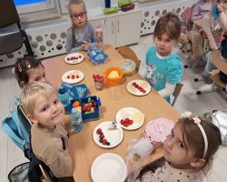 dzieci przeliczają jedzenie