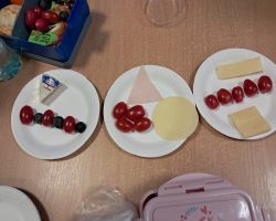 dzieci przeliczają jedzenie