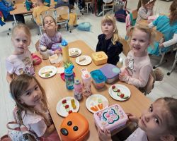 dzieci przeliczają jedzenie