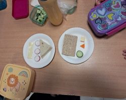 dzieci przeliczają jedzenie