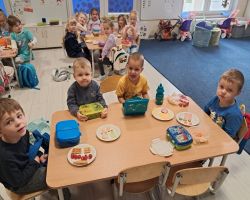 dzieci przeliczają jedzenie