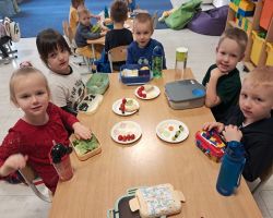 dzieci przeliczają jedzenie