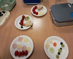 dzieci przeliczają jedzenie