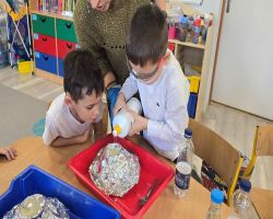 dzieci słuchają opowiadania czytanego przez mamę