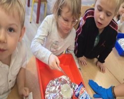 dzieci słuchają opowiadania czytanego przez mamę