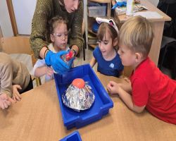 dzieci słuchają opowiadania czytanego przez mamę