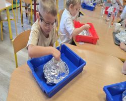 dzieci słuchają opowiadania czytanego przez mamę