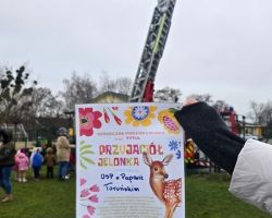 dzieci i dorośli podczas udziału w akcji dzieciństwo bez przemocy