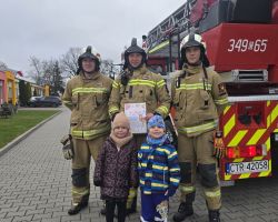 dzieci i dorośli podczas udziału w akcji dzieciństwo bez przemocy