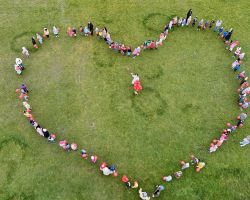 dzieci i dorośli podczas udziału w akcji dzieciństwo bez przemocy