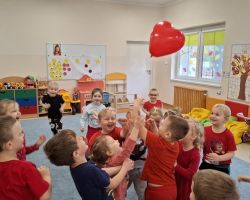 dzieci i dorośli podczas udziału w akcji dzieciństwo bez przemocy