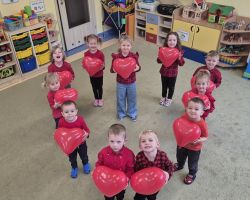 dzieci i dorośli podczas udziału w akcji dzieciństwo bez przemocy