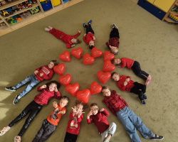 dzieci i dorośli podczas udziału w akcji dzieciństwo bez przemocy