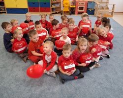 dzieci i dorośli podczas udziału w akcji dzieciństwo bez przemocy