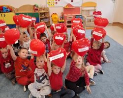 dzieci i dorośli podczas udziału w akcji dzieciństwo bez przemocy