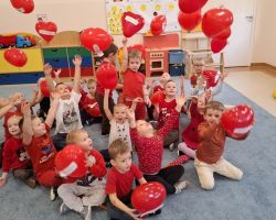 dzieci i dorośli podczas udziału w akcji dzieciństwo bez przemocy