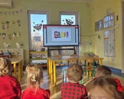 dzieci i dorośli podczas udziału w akcji dzieciństwo bez przemocy