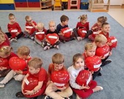 dzieci i dorośli podczas udziału w akcji dzieciństwo bez przemocy