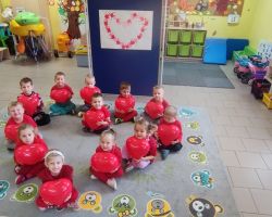 dzieci i dorośli podczas udziału w akcji dzieciństwo bez przemocy