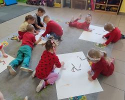 dzieci i dorośli podczas udziału w akcji dzieciństwo bez przemocy