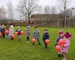dzieci i dorośli podczas udziału w akcji dzieciństwo bez przemocy