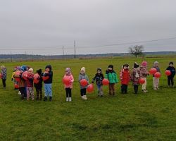 dzieci i dorośli podczas udziału w akcji dzieciństwo bez przemocy