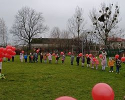 dzieci i dorośli podczas udziału w akcji dzieciństwo bez przemocy