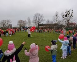 dzieci i dorośli podczas udziału w akcji dzieciństwo bez przemocy