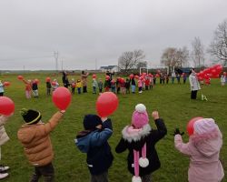 dzieci i dorośli podczas udziału w akcji dzieciństwo bez przemocy