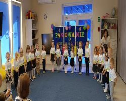 Dzieci przyjmują pasowanie na przedszkolaka i starszaka